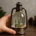 Новорічний ліхтар-нічник XMAS WDL-24028D, 27,9 см • сезонний декор зі сніговою колбою, ялинкою всередині та LED-світлом, живлення USB або AA Новорічний ліхтар-нічник XMAS WDL-24028D, 27,9 см • сезонний декор зі сніговою колбою, ялинкою всередині та LED-світлом, живлення USB або AA
